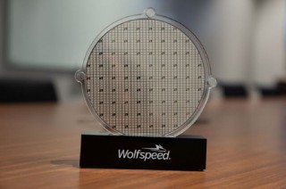 芯片制造商Wolfspeed股价暴跌超45%，创27年新低