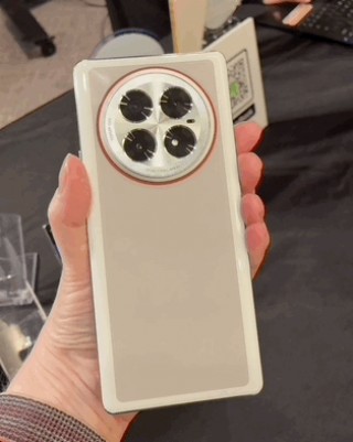 传音 MWC 秀肌肉：展示 Infinix 太阳能充电手机与变色墨水屏手机