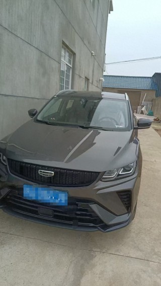 “购车合同约定装潢赠送，为啥暗中‘增购’我5000元装潢费？”吉利车主质疑4S店隐性捆绑销售