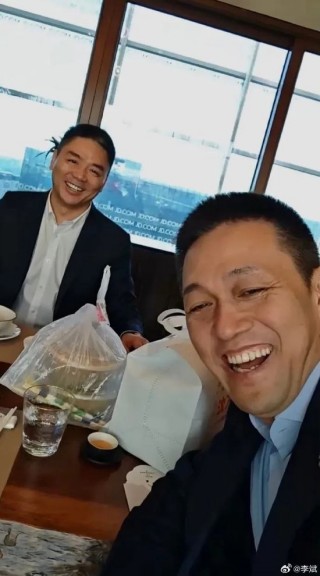刘强东亲自送外卖，蔚来李斌晒吃外卖合影