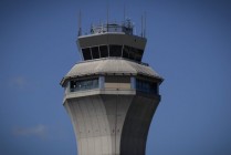美国联邦航空管理局在数百次航班中断后考虑减少纽瓦克机场的航班