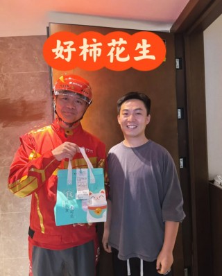 刘强东亲自送外卖，蔚来李斌晒吃外卖合影