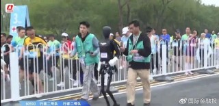 人形机器人马拉松刷屏，冠亚季军什么来头？“顶流”宇树科技回应摔倒