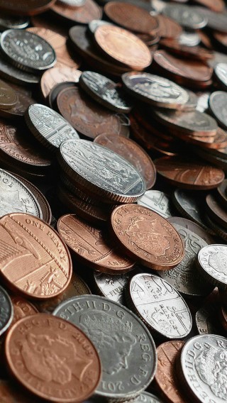 如何在贵金属市场中进行沽空操作？这种操作策略有哪些风险？