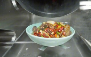 炒菜机器人一炮而红，香港教授卖到爆单