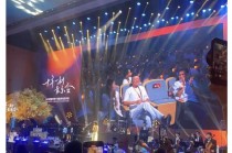 马云现身阿里音乐会 向员工挥手致意引发全场热烈掌声