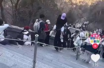 “两天挣了两千元”！泰山陪爬爆火，有人已成立工作室