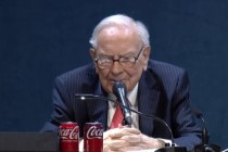 60年！巴菲特宣布年末交棒，全场起立掌声久久不息