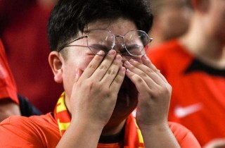 体育场万人齐骂国足(中国观众骂足球队视频)