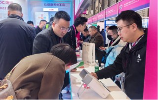 鹰瞳LED视力康复仪亮相上海眼镜展：AI+PBM技术引领近视防控新未来