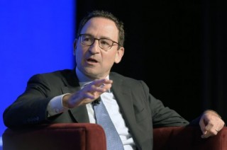 外盘头条：关税风波引发金价创新高 美国消费者信心持续下滑 通胀预期飙升 华尔街大行对前景充满迷茫