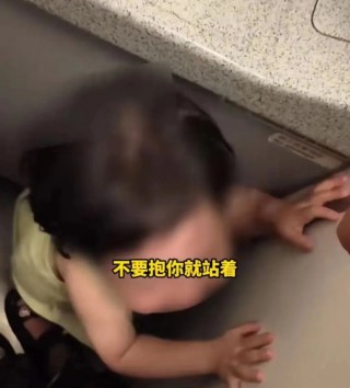 两陌生女子将1岁女童关飞机厕所教育 吉祥航空通报