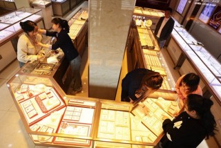 国际金价创新高，A股、港股黄金概念股大涨！国内部分品牌金饰价格涨破1000元/克！