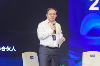 中国绿公司年会聚焦“AI重构企业数智化”，广联达总裁袁正刚主持圆桌研讨