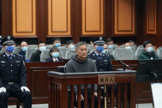 受贿超1亿，曾全面翻供！她被判死缓的简单介绍