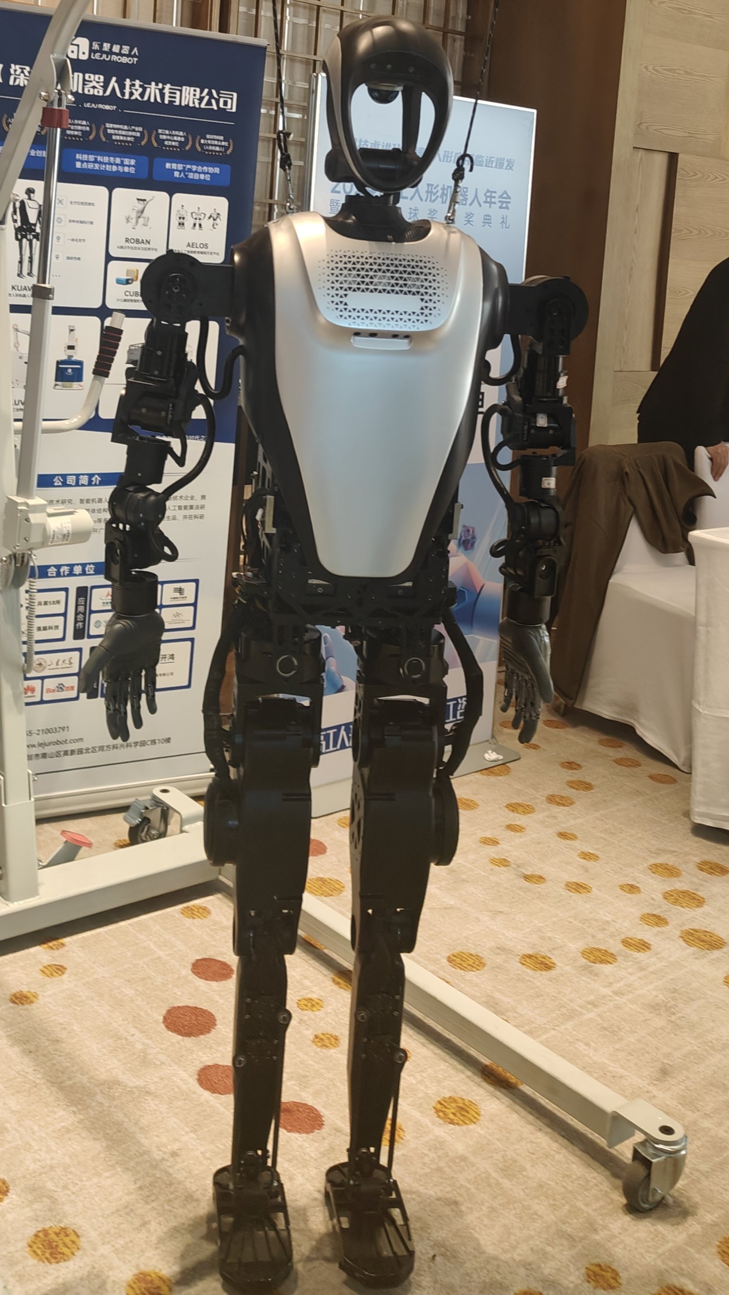 国内人形机器人整机厂商已超80家，标准缺失、场景割裂问题还需解决  第1张