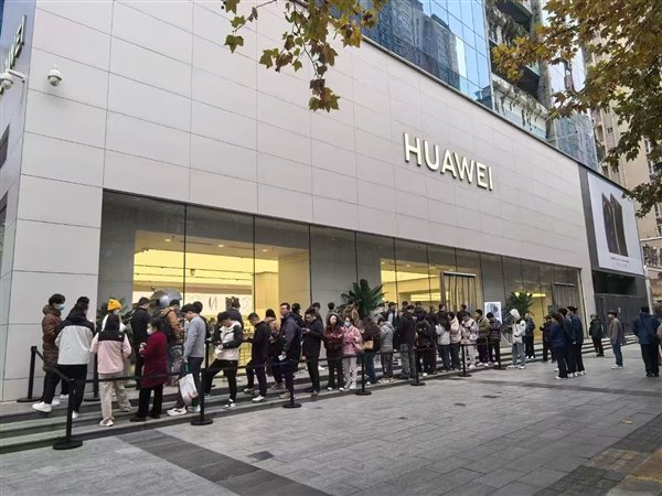 线下疯狂排队！华为Mate70首销官网已售罄 门店称标准版备货充足  第1张