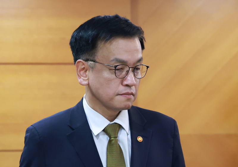 韩国代总统崔相穆拒绝总统府高级幕僚辞职 ***   第1张