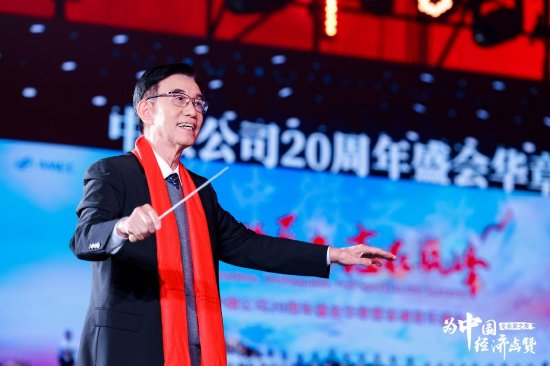 圆了指挥梦！尹志尧指挥母校北京四中合唱团演唱《中微之歌》  第1张