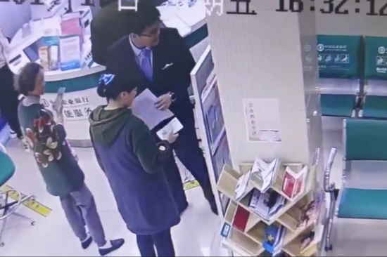 让农行员工不下班也要等的人，究竟是……  第1张