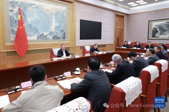 李强主持召开经济形势专家和企业家座谈会，经济学家张斌、李迅雷、沈建光等先后发言  第1张