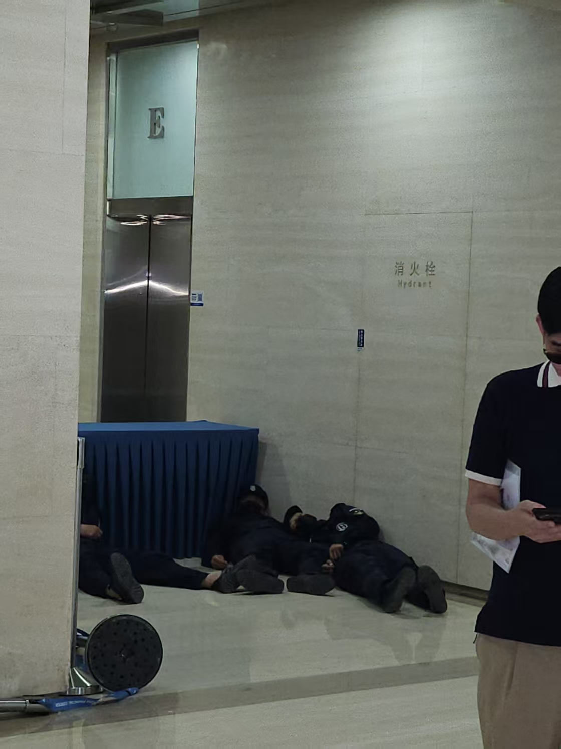 民生5临时股东会：小股东们被拦在了电梯口  第3张