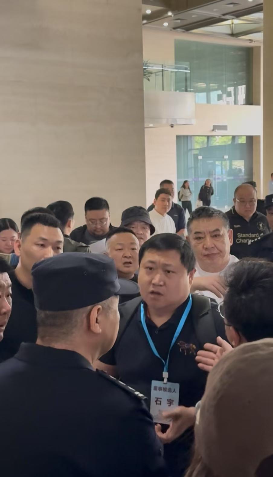 民生5临时股东会：小股东们被拦在了电梯口  第4张